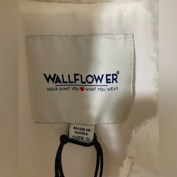 NWT Wallflower Women’s Ivory Faux Fur Vest - Picture 4 of 5